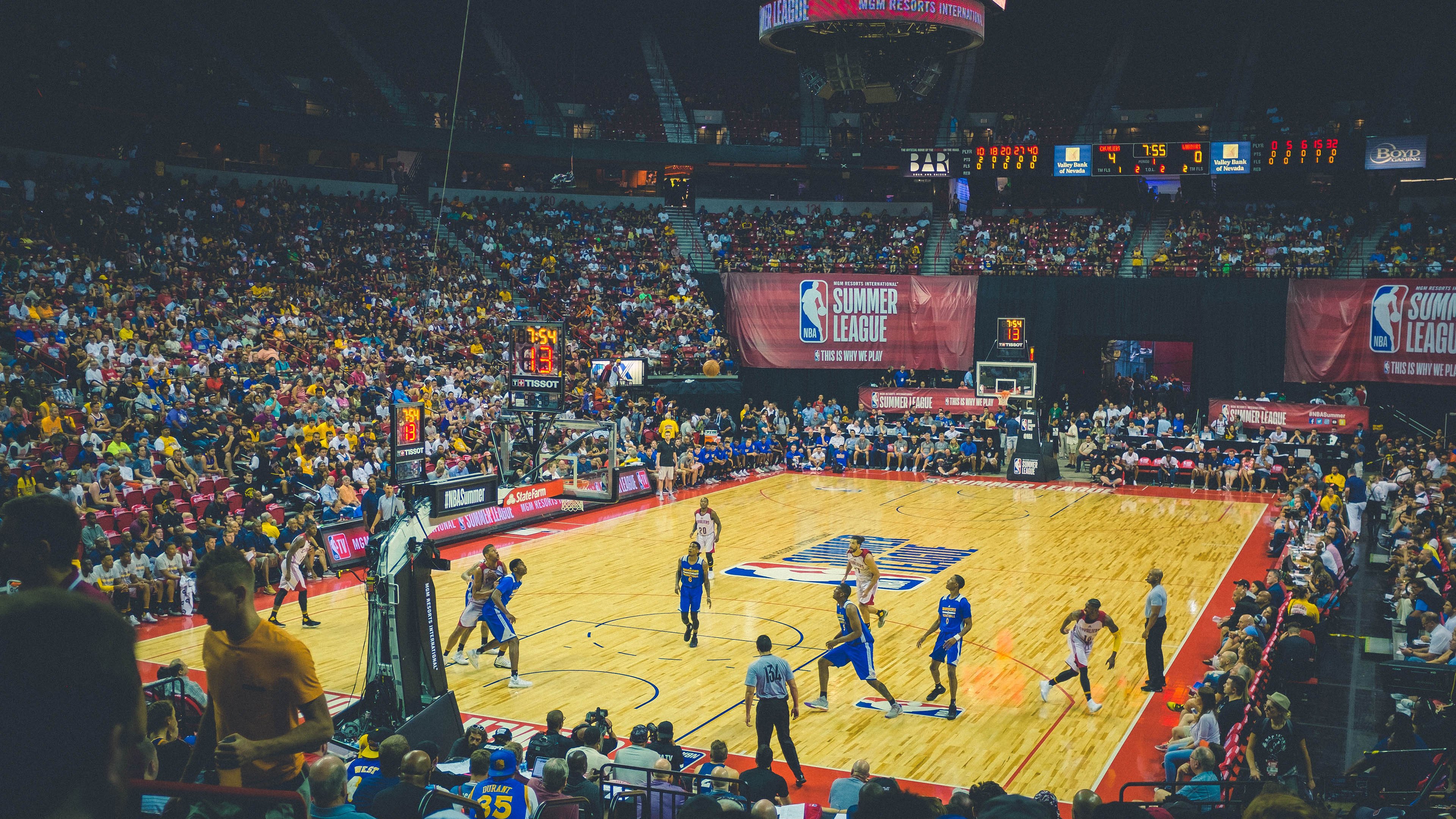 开云体育中心-零封热刺，门神封神！巴萨铁壁防守背后的孤胆英雄，零封热刺，巴萨门神封神！